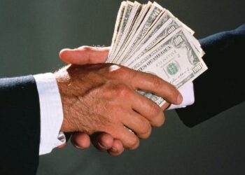 Главу «Алматы Тазалык» подозревают в получении взятки