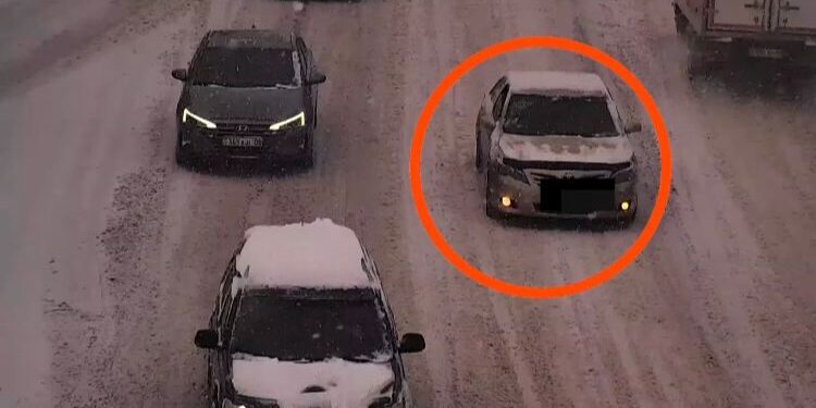 Жамбылдық полицейлер жалған нөмірмен жол ережесін бұзып жүрген жүргізушіні ұстады