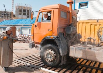 18 құрылыс компаниясы Астана көшелерін лайлағаны үшін жазаланды