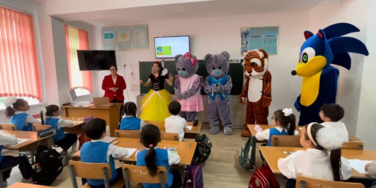 Таразда полицейлер балаларға қауіпсіздік шараларын ерекше тәсілмен жеткізуде