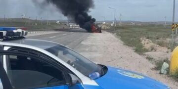 Жамбылдық полицейлер өртеніп жатқан көліктегі отбасына көмектесті