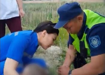 Таразда полицейлердің баланы құтқарған ғажайып сәт бейнежетонға түсіп қалған