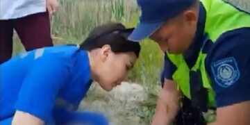Таразда полицейлердің баланы құтқарған ғажайып сәт бейнежетонға түсіп қалған