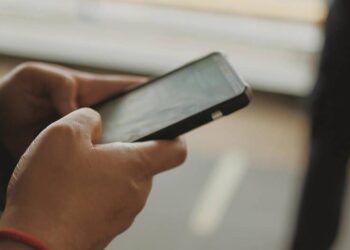 Тараз тұрғыны әріптесінің телефонын қоңырау шалуға алып, ақшасын аударып алған