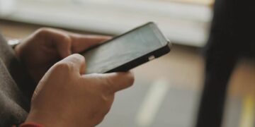 Тараз тұрғыны әріптесінің телефонын қоңырау шалуға алып, ақшасын аударып алған