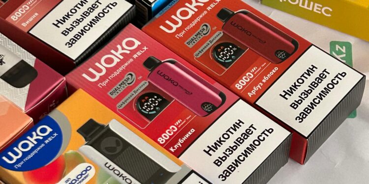 Таразда полицейлер бір миллион теңгеден асатын электронды темекі тәркіледі