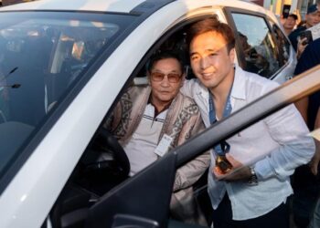 Елдос Сметов жерлестері мінгізген көлікті алғашқы бапкеріне сыйлады