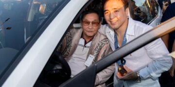 Елдос Сметов жерлестері мінгізген көлікті алғашқы бапкеріне сыйлады