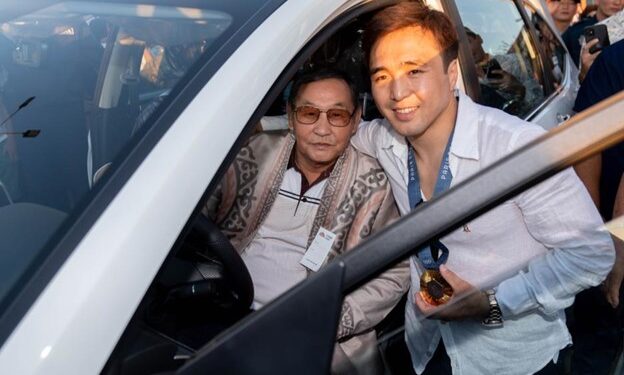 Елдос Сметов жерлестері мінгізген көлікті алғашқы бапкеріне сыйлады