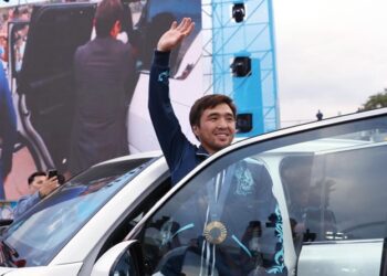 Олимпиада чемпионы Елдос Сметовке 5 бөлмелі пентхаус және (Lexus 600) автокөлігінің кілті табысталды