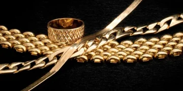 Алтын бұйымдарды жай әшекей бұйымдарға ауыстырып әкеткен