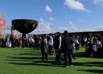 Қонақтар не деп жатыр?