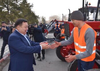 Депутат Тұрысбеков туған жеріне 5 дана трактор тарту етті