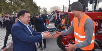 Депутат Тұрысбеков туған жеріне 5 дана трактор тарту етті