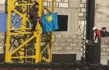 Таразда өзін кранға байлап тастаған ер адам қандай талап қойды?