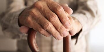 Зейнетақы алатын күні қарттар үйінің алдында неге қымбат көліктер пайда болады?