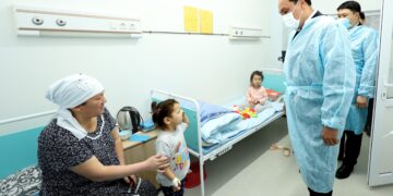Қарашөкеев ауруханадағы түскен балалардың жағдайын білді