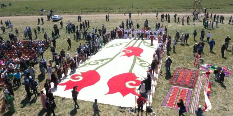 Рекордтар кітабына енген киіз «Әулие-Ата» әуежайына табыс етіледі