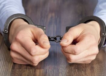 Таразда тіс емханасынан ұрлық жасаған ер адам бейнекамераға түсіп қалды