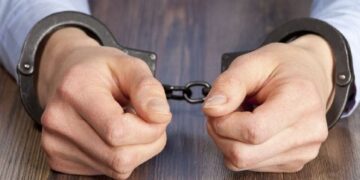 Таразда тіс емханасынан ұрлық жасаған ер адам бейнекамераға түсіп қалды