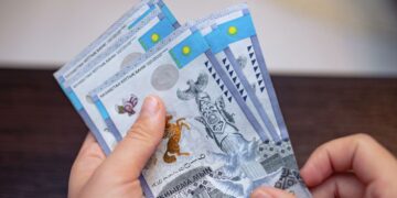 Алаяққа алданған ата-аналар оның есеп-шотына ақша аударған