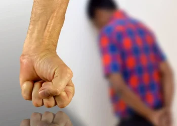 Зейнеткер кәмелетке толмаған баланы ұрғаны үшін айыппұл төледі