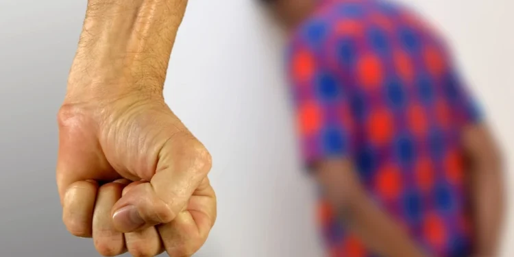 Зейнеткер кәмелетке толмаған баланы ұрғаны үшін айыппұл төледі