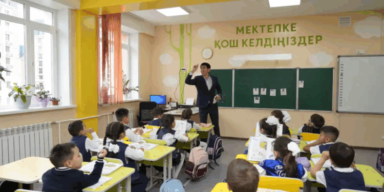 Жаңа оқу жылы қарсаңында жарты миллион оқушыға көмек көрсетіледі