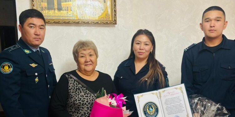 ҰСТАЗДАРҒА ҚҰРМЕТ КӨРСЕТТІ