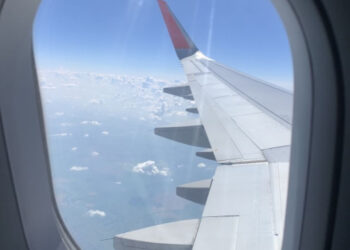 Студент ұшақта жолаушының өмірін сақтап қалды