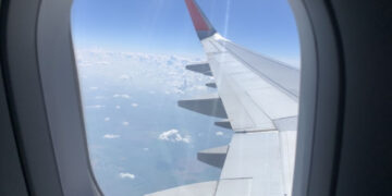 Студент ұшақта жолаушының өмірін сақтап қалды