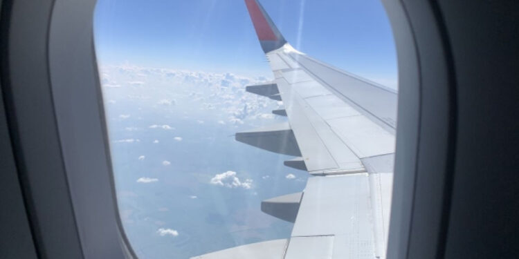 Студент ұшақта жолаушының өмірін сақтап қалды