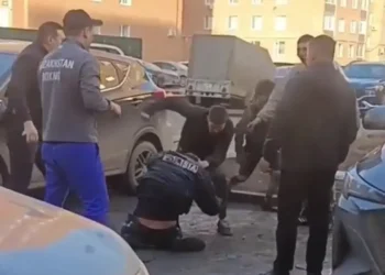 Мас адамдар полицейді ұрып-соққан