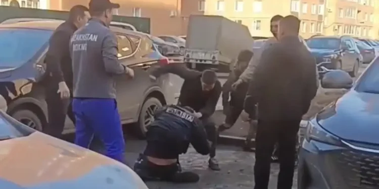 Мас адамдар полицейді ұрып-соққан