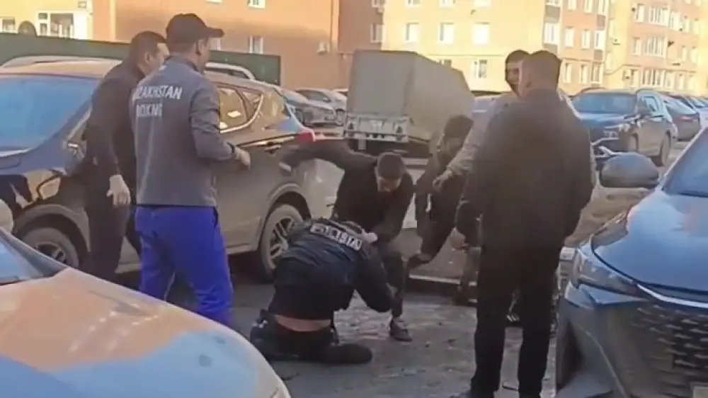 Мас адамдар полицейді ұрып-соққан