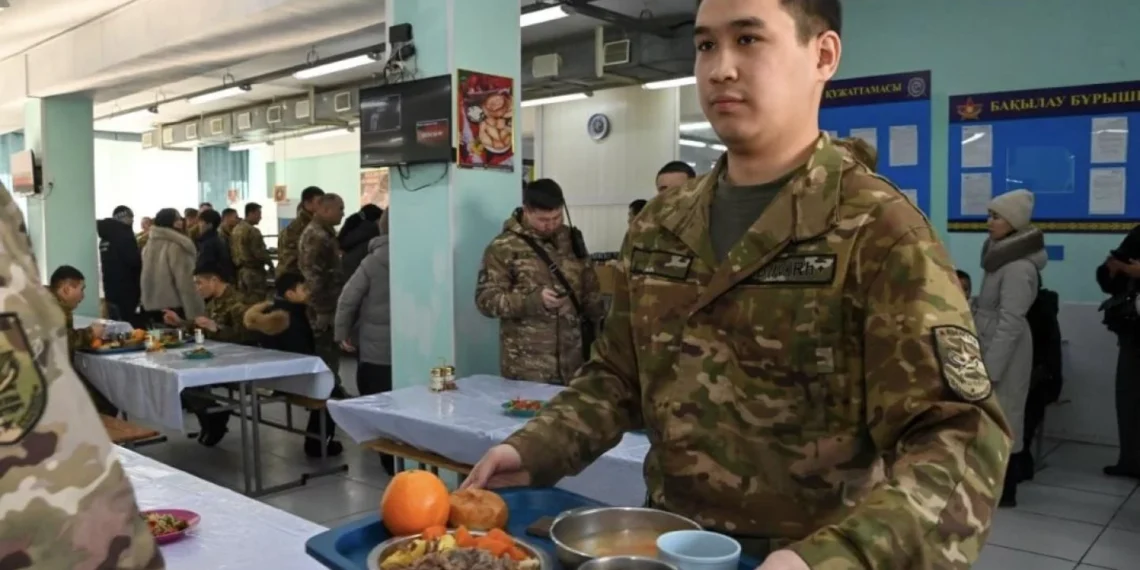 Енді әскердегілер швед үстелінен тамақ ішеді