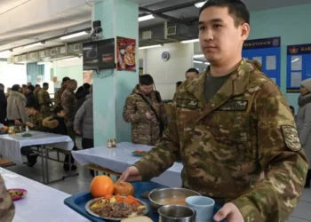 Енді әскердегілер швед үстелінен тамақ ішеді