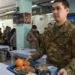 Енді әскердегілер швед үстелінен тамақ ішеді