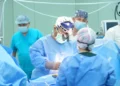 Операциядан кейін науқас өздігінен орнынан тұрып, жүре бастады