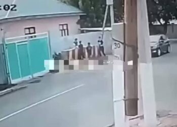 Баланы көтеріп, бар күшімен жерге лақтырған…