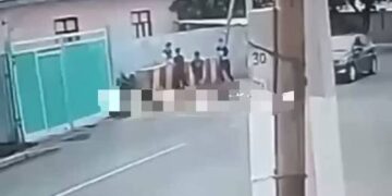 Баланы көтеріп, бар күшімен жерге лақтырған…