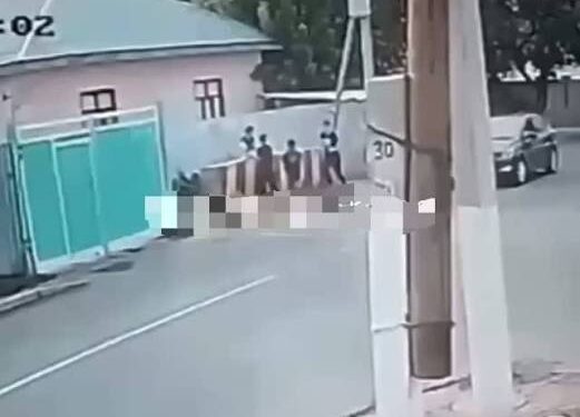 Баланы көтеріп, бар күшімен жерге лақтырған…